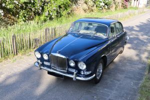 classic-car-rental-jaguar_420