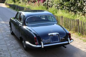 rent-a-classic-car-jaguar-420